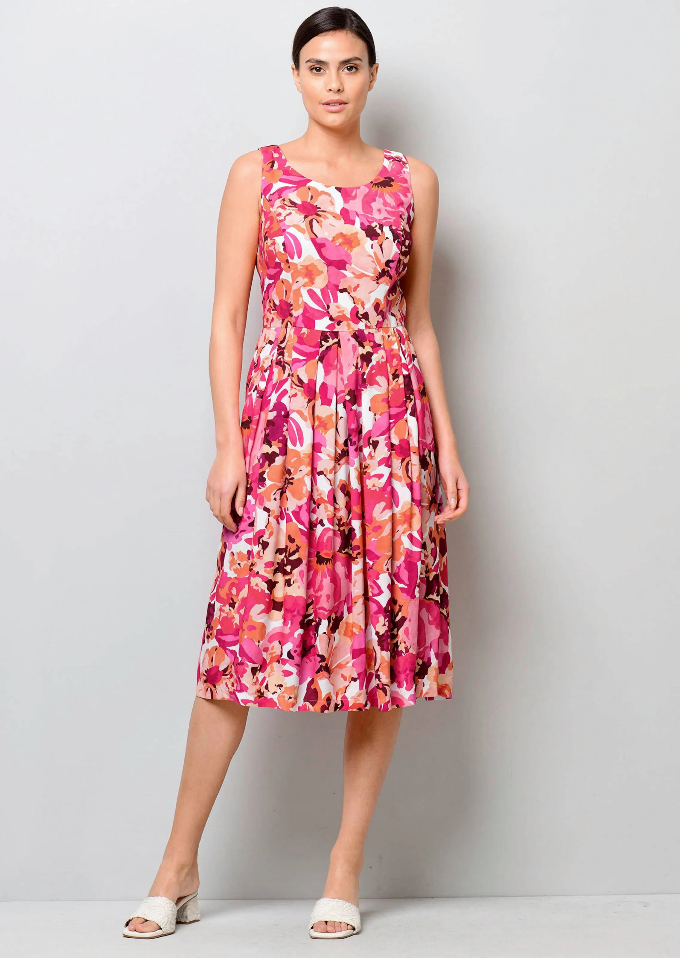 Kleid mit Falten in der Taillennaht
