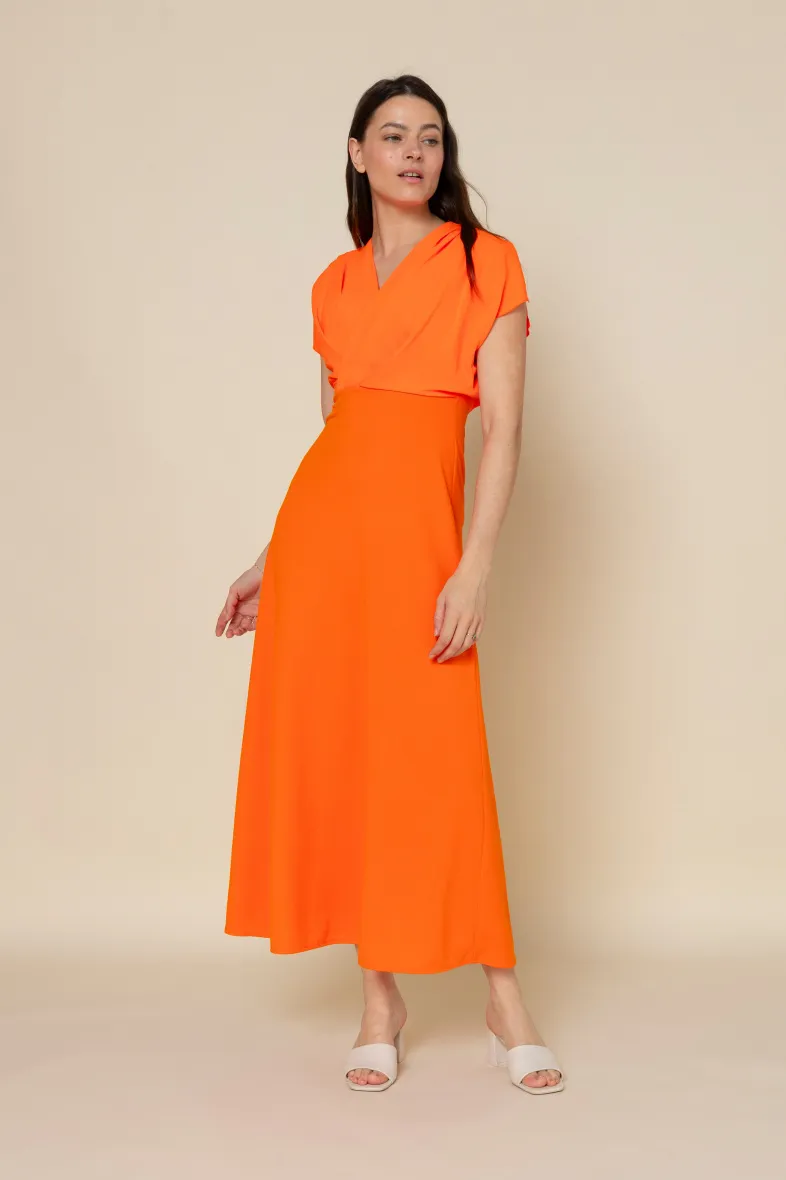 Langes, plissiertes Kleid aus Bimaterial